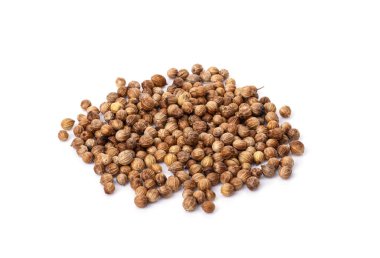 Beyaz arka planda izole edilmiş kişniş tohumu yığını. Kişniş, Dhania ya da Malli yemek, parfüm, kozmetik ve sabun yapımında hoş bir koku verdiği için.