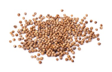 Beyaz arka planda izole edilmiş kişniş tohumu yığını. Kişniş, Dhania ya da Malli yemek, parfüm, kozmetik ve sabun yapımında hoş bir koku verdiği için.