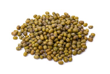 Beyaz arka planda tamamen kurutulmuş mung fasulyesi. Gençlik ve kilo kaybı için besleyici sağlıklı yiyecekler