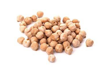 Nohut çekirdeği beyaz arka planda izole edilmiş. Anemi tedavisi için kullanışlı besin, hemoglobini azaltmak. iyi beslenme