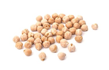 Nohut çekirdeği beyaz arka planda izole edilmiş. Anemi tedavisi için kullanışlı besin, hemoglobini azaltmak. iyi beslenme