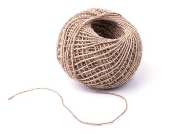Çevre dostu malzemeden yapılmış ip bir topun içine yuvarlanmış ve ucu beyaz bir arka planda izole edilmiş. yumuşak kırtasiye ipi kapat