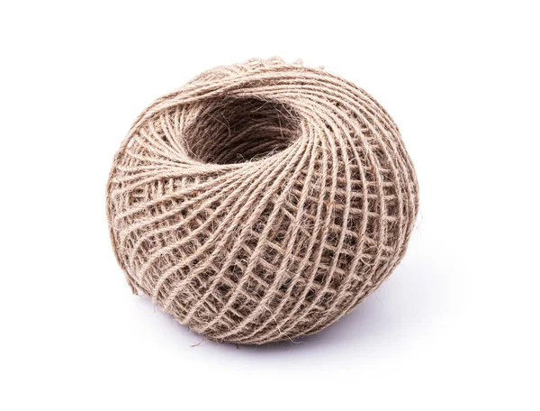 環境に優しい素材で作られたロープがボールの中に転がり込み 白い背景に独立しています 柔らかい文房具ロープを閉じて — ストック写真