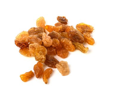 Kurutulmuş kuru üzümler beyaz arka planda izole edilmiş. Kurutulmuş üzüm. Çok sağlıklı bir diyet.