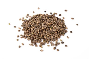 Beyaz arka planda izole edilmiş kenevir tohumları. Sağlıklı bir yaşam tarzı. Kilo kaybı ve düzgün beslenme. kullanışlı ürün