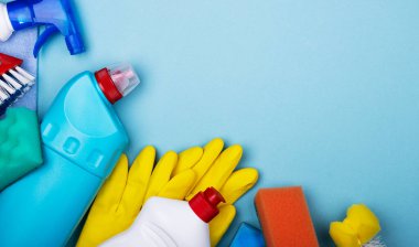 Mavi arka planda ofis temizlik seti, mesaj için yer, üst manzara. Temizlik ve temizlik kavramı