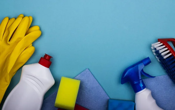 Schoonmaakmiddelen Plastic Flessen Rubberen Handschoenen Met Een Spons Een Blauwe — Stockfoto