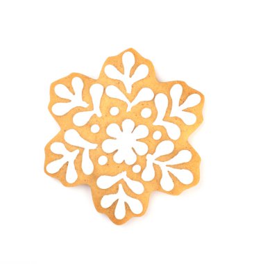 Beyaz arka planda izole edilmiş, kar tanesi şeklinde Noel zencefilli ekmek. Beyaz kremayla kaplı zencefilli ekmek. Noel ağacı süslemeleri