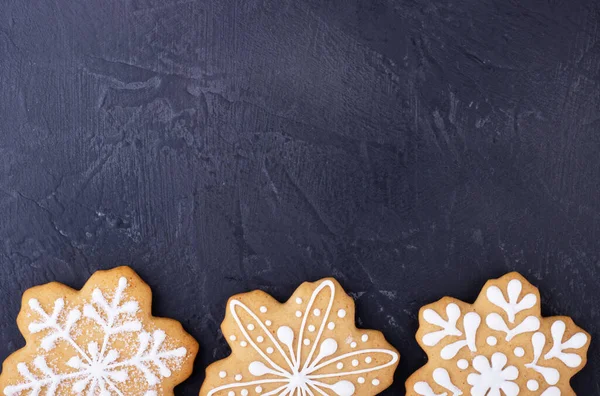 stock image gingerbread snowflakes on a black background, top view. new year gingerbread background with space for text