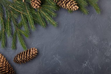 Noel ağacı ve dekoru olan karanlık bir arka plan. Kopyalamak için alanı olan üst görünüm