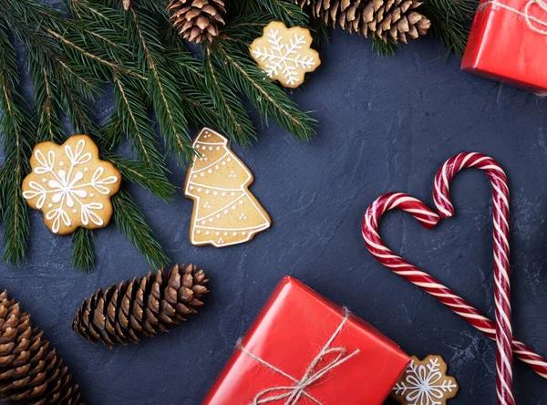 Composição Natal Presente Natal Cones Pinheiro Ramos Abeto Fundo Preto — Fotografia de Stock