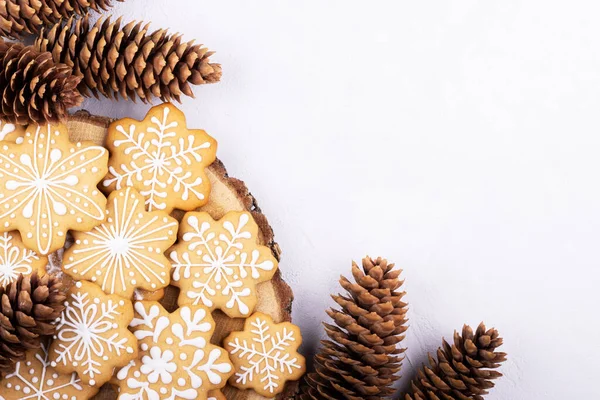 Belo Fundo Natal Com Figuras Gengibre Flocos Neve Cones Pinho — Fotografia de Stock