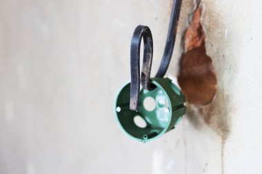 Kablolu elektrik prizi için duvarda bir delik var. Onarım konsepti