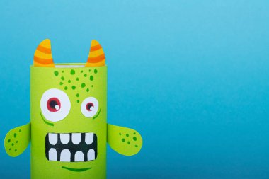 Cadılar Bayramı ve tuvalet kağıdından dekorasyon canavarları. ECO-yeniden kullanım sepeti dekoru