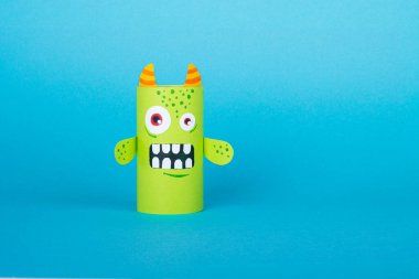 Cadılar Bayramı ve tuvalet kağıdından dekorasyon canavarları. ECO-yeniden kullanım sepeti dekoru