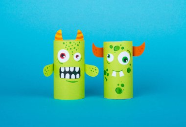 Cadılar Bayramı ve tuvalet kağıdından dekorasyon canavarları. ECO-yeniden kullanım sepeti dekoru