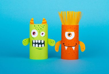 Cadılar Bayramı ve tuvalet kağıdından dekorasyon canavarları. ECO-yeniden kullanım sepeti dekoru