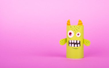 Tuvalet kağıdı rulosuyla yapılmış oyuncaklar. Çevre dostu yeniden kullanım kavramı