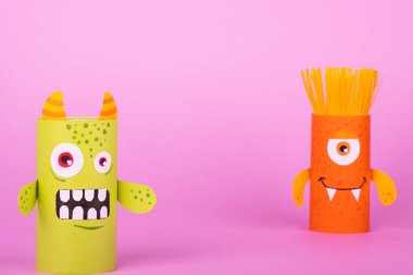 Tuvalet kağıdı rulosuyla yapılmış oyuncaklar. Çevre dostu yeniden kullanım kavramı