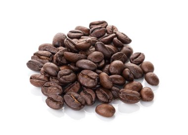 Kızarmış kahve çekirdekleri beyaz arka planda izole edilmiş. Yüksek beyin aktivitesi için canlandırıcı bir içecek.