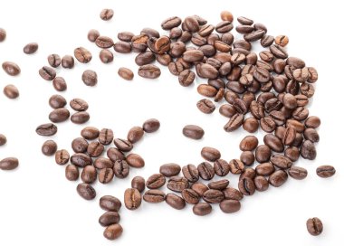 Kızarmış kahve çekirdekleri beyaz arka planda izole edilmiş. Tasarımcılar için kahve arkaplanı