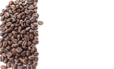 Kahve çekirdeği şeritleri beyaz arka planda izole edilmiş. Gündüz kahvesi için şenlikli bir fon