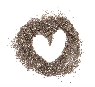 Kalp şeklinde Chia tohumları beyaz bir arkaplanda izole edilmiş. Düzgün beslenme ve sağlıklı yaşam tarzı kavramı