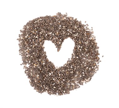 Kalp şeklinde Chia tohumları beyaz bir arkaplanda izole edilmiş. Düzgün beslenme ve sağlıklı yaşam tarzı kavramı