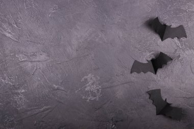 Kağıt yarasalı siyah mermer yüzey. Metin için alanı olan ürkütücü tatil arkaplanı