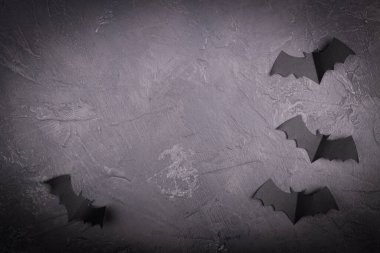 Kağıt yarasalı siyah mermer yüzey. Metin için alanı olan ürkütücü tatil arkaplanı