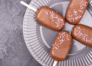 Çubuklu çikolatalı dondurma. Yaz serinletici tatlı ikramlar