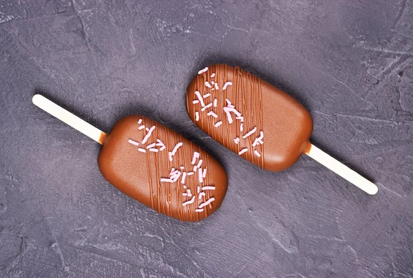 Çubuklu çikolatalı dondurma. Yaz serinletici tatlı ikramlar