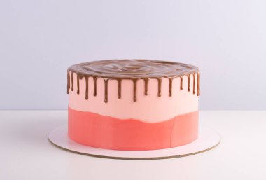 Çikolata lekeli ve krem peynirli kek. Lezzetli ev yapımı tatlı.