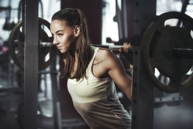 Spor kulübünde halterli bir kız