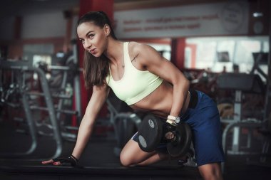 Spor kulübünde dambılı bir kız.