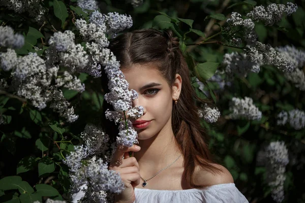 Mädchen Mit Lila Blüten — Stockfoto