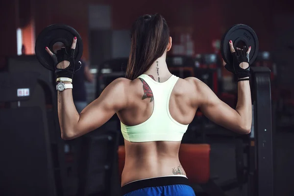 Spor kulübünde dambılı bir kız.
