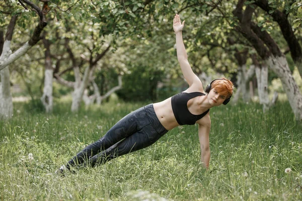 Fille Tenue Sport Entraîne Dans Parc — Photo