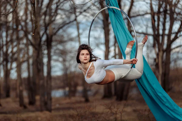 Fille Blanc Sur Cerceau Dans Les Bois — Photo