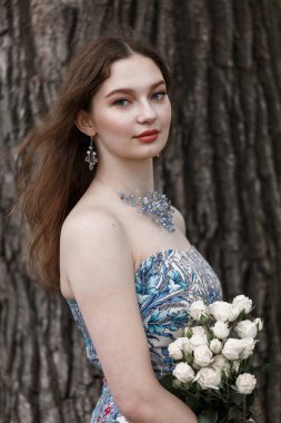 Beyaz elbiseli bir kız.