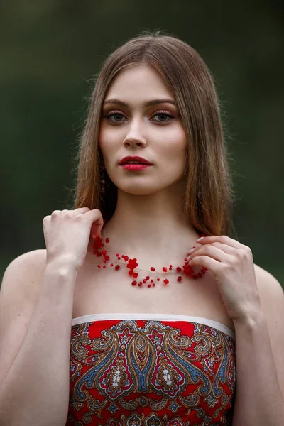 Fille Dans Une Robe Rouge Dans Nature — Photo