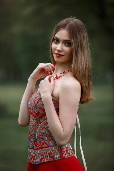 Menina Vestido Vermelho Natureza — Fotografia de Stock