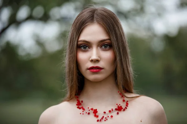 Mädchen Roten Kleid Der Natur — Stockfoto