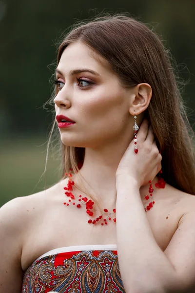 Fille Dans Une Robe Rouge Dans Nature — Photo