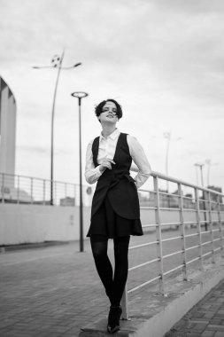 Okul üniformalı kız siyah beyaz fotoğraf