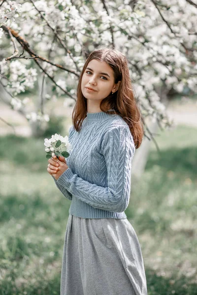 Fille Dans Jardin Fleuri Dans Une Veste Bleue — Photo