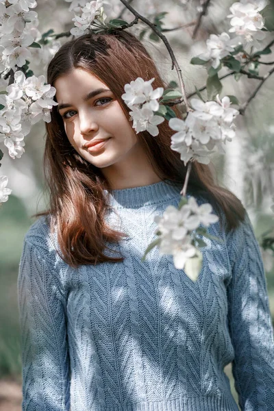 Mädchen Blühenden Garten Blauer Jacke — Stockfoto