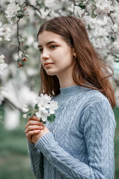 Mädchen Blühenden Garten Blauer Jacke — Stockfoto