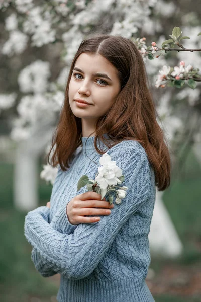 Fille Dans Jardin Fleuri Dans Une Veste Bleue — Photo