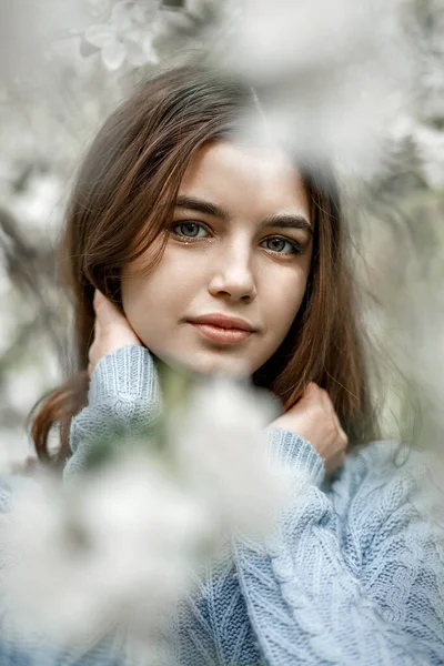 Mädchen Blühenden Garten Blauer Jacke — Stockfoto